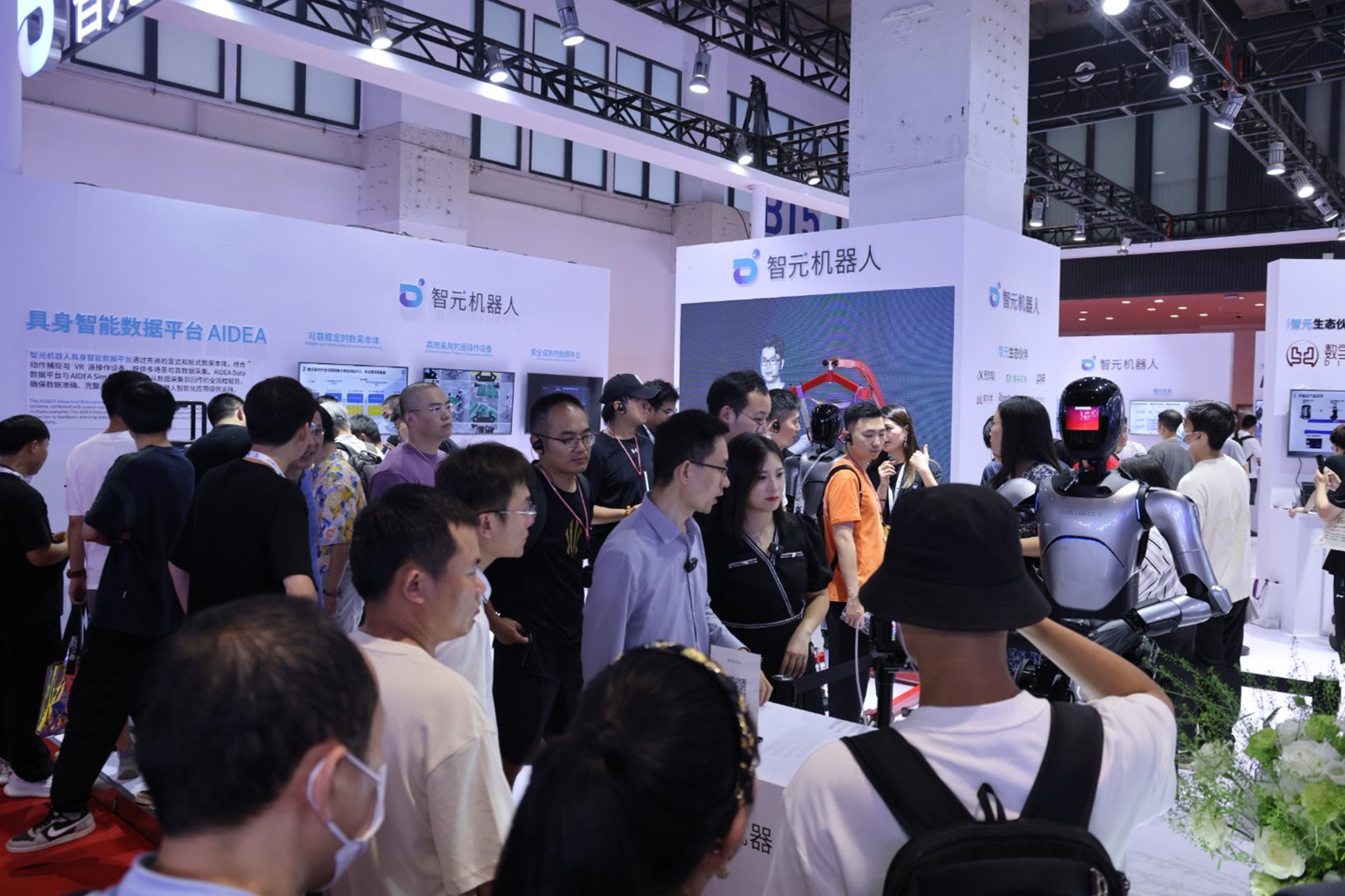 jinnianhui今年会机器人亮相世界机器人大会WRC