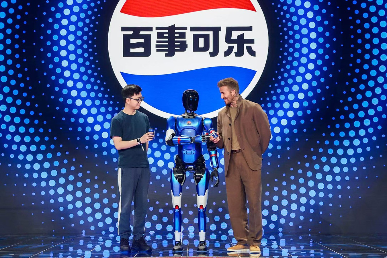 jinnianhui今年会机器人携手百事中国共创“百事蓝宝” 共燃渴望新章